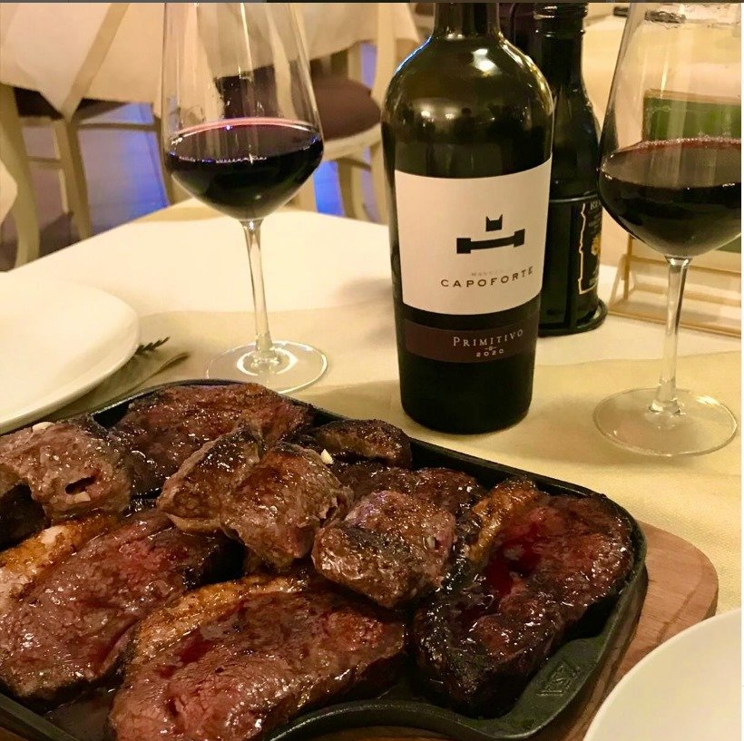 Carne alla griglia accompagnata da vino rosso